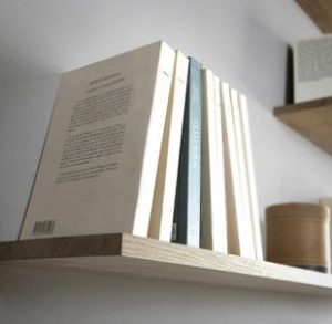etagere-murale-chene-naturel étagère murale à fixation invisible pour bibliothèque