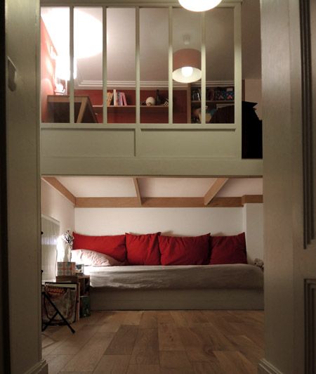 verriere-interieur-mezzanine verrière intérieure bois sur la mezzanine d'une chambre d'enfant