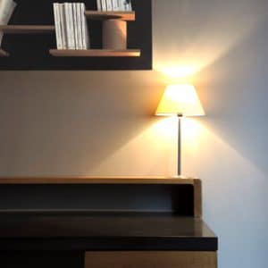 bureau-et-bibliotheque illustration sur la finition des meubles en bois massif